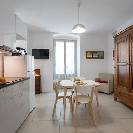 Rosso E Blu Di San Salvario By Wonderful Italy * Turyn